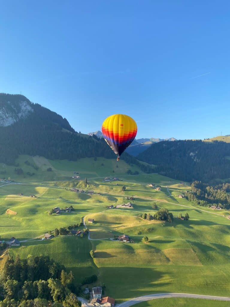 montgolfière en montagne